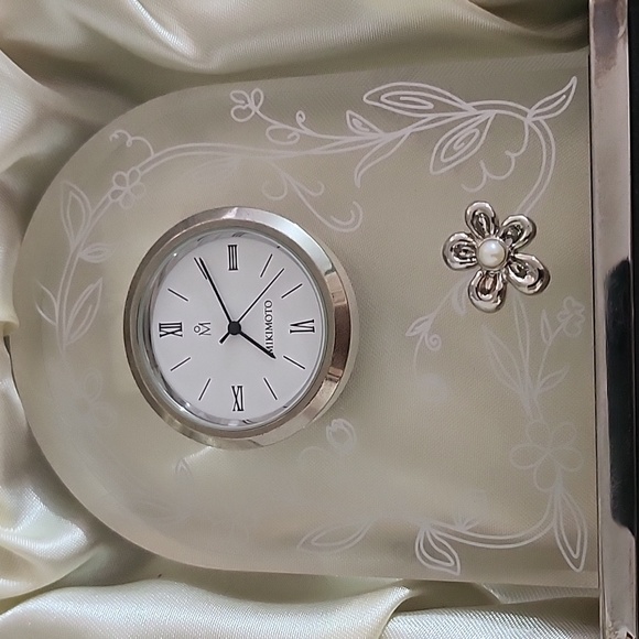❤️ Silver and White Desk Clock - Picture 4 of 5